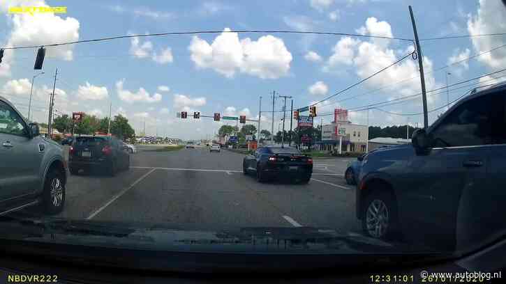 Video: Politieagent kan stoplichtsprint niet waarderen