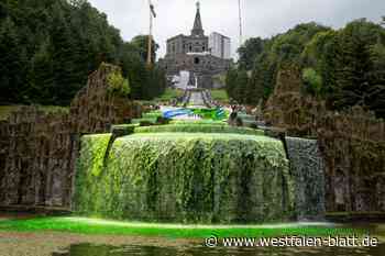 Klima-Aktivisten färben Wasserspiele in Kassel giftgrün