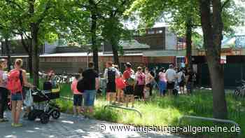 Volle Schwimmbäder: Besucher können Tickets auch online kaufen