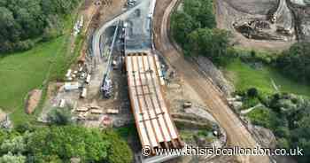 M25 Brentwood junction 28 Duckwood Bridge final beam installed