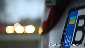 Betrunkener Tourist fährt Auto gegen Baum, entfernt seine Nummernschilder und haut ab