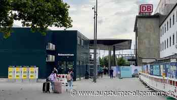 Mann tritt am Hauptbahnhof so heftig auf Wartebank ein, dass Holzlatten herausfallen