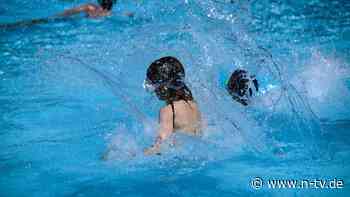 Experte rät zu Schwimmbad-Verbot: "Handy-Eltern" können das Leben ihrer Kinder gefährden