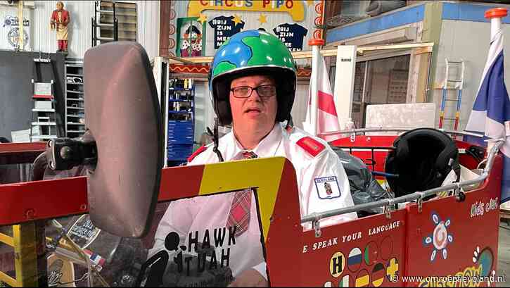 Emmeloord - Emmeloorder tovert scooter om tot dubbeldekker-bus voor ludieke rally