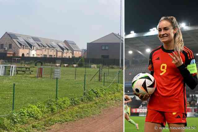 VERGETEN VELDEN. Tessa Wullaert zette er ooit haar eerste voetbalpasjes, maar nu huist op terrein van KFC Wakken een hondenclub: “De euro maakte het voetbal kapot”