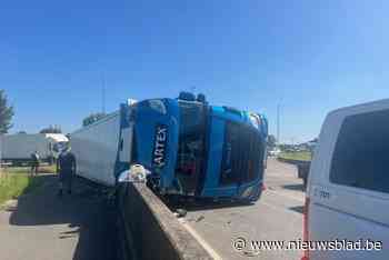 Vrachtwagen geladen met 20 ton vlees kantelt op rotonde fly-over: “Onmogelijk te takelen met lading aan boord.”