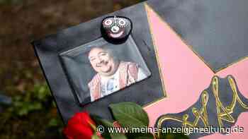 Trauriger Anblick: Grab von Ex-Dschungelcamp-Moderator Dirk Bach „sehr heruntergekommen“