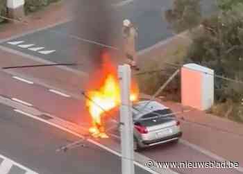 Auto vat al rijdend plots vuur en brandt uit