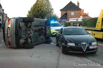 Auto ramt drie geparkeerde voertuigen in Maasmechelen