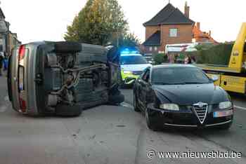 Auto ramt drie geparkeerde voertuigen in Maasmechelen