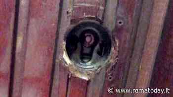 Ladri fuori alla porta di casa, residente svegliato dal rumore