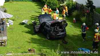 Spektakulärer Unfall in Piding: Audi kommt von B20 ab und landet in Garten