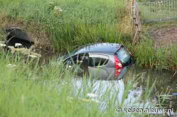 Auto te water op de Dammersweg in Velserbroek