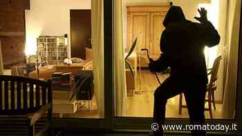 Dorme in camera da letto, il ladro entra dalla finestra e le saccheggia casa