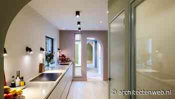 Gekleurde 'poorten' en ramen zorgen voor ruimtelijke sequentie in verbouwde woning