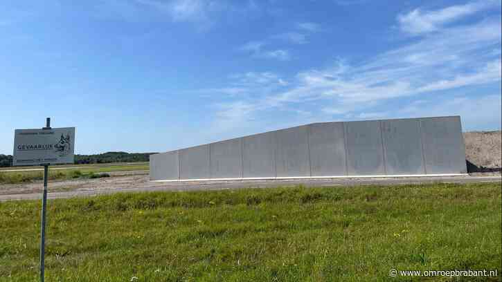 Spotters Vliegbasis Volkel zien niets meer door metershoge muur
