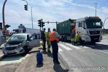 Wagen in flank gegrepen door vrachtwagen: bestuurder gewond afgevoerd na aanrijding