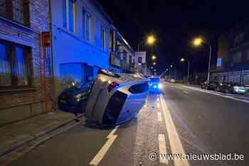 Auto belandt op flank nadat hij tegen geparkeerd voertuig knalt, geen gewonden