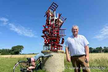 Poldergemeente knipoogt met eigen ‘stoelentoren’ naar controversieel kunstwerk in Wenduine: “Kunstenares kan het smaken”