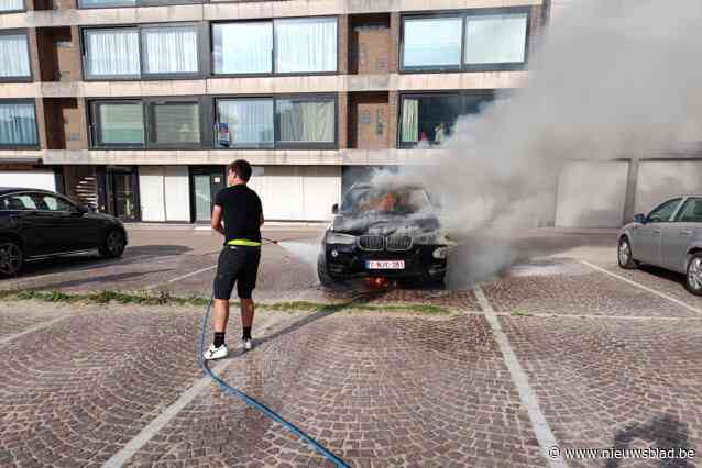 Toevallige politiepatrouille én crewmedewerker WECANDANCE gaan brandend voertuig zelf te lijf: “Plots was er een kleine ontploffing”