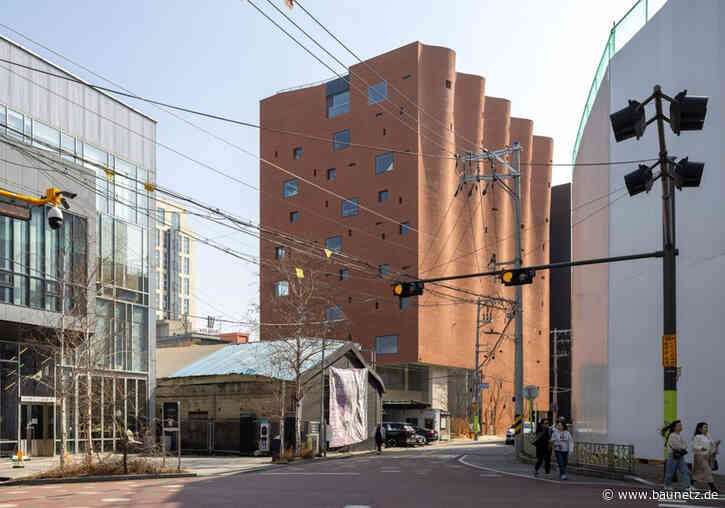 Ziegelwellen in Seoul - Firmenzentrale von behet bondzio lin architekten