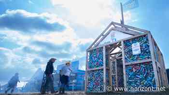 Installation für den guten Zweck: Warum Fritz-Kola Häuser aus Pfandflaschen auf Festivals baut