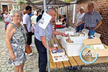 Boekenmarkt in Tongers Begijnhof barst uit zijn voegen