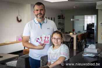 Bilzense Lily en papa Yvan scoren wereldwijd met vrolijke stickers voor gehoorimplantaten