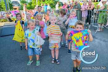 Snoepjesrace voor kinderen tijdens kermis in Kattenbos