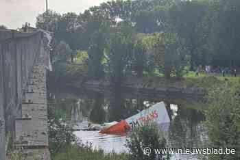 Vrachtwagen rijdt van brug en komt in de Leie terecht, duikers van brandweer zoeken naar chauffeur