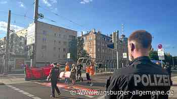 Klimaaktivisten blockieren Gögginger Straße