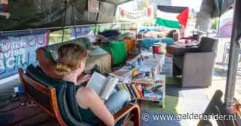 Pip (30) bewaakt het tentenkamp terwijl Wageningse uni vakantie viert: ‘Gaan pas weg als uni ons serieus neemt’