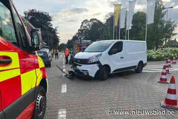 Twee voertuigen lopen schade op bij ongeval op kruispunt in dorpskern