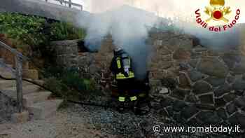 Baracca in fiamme sul lungomare
