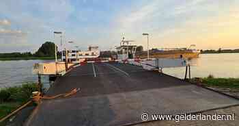 Binnenvaartschipper raakt met schroef verstrikt in kettingen van veerpont in Wageningen