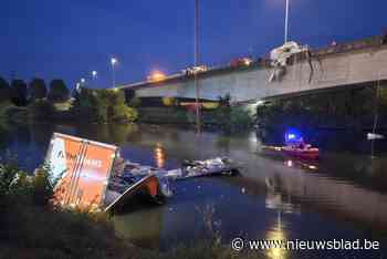 Trucker (34) sterft nadat hij na aanrijding met auto die van baanvak afwijkt van brug rijdt en in Leie belandt, vrouw (30) raakt lichtgewond