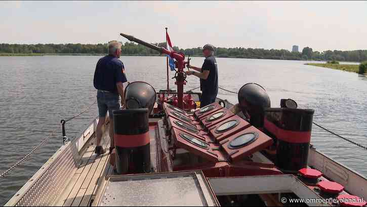 Almere - Amsterdamse brandweerboot vaart nu in Almere en iedereen kan mee