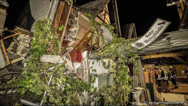 Urk - Drie Urkers levend onder puin ingestort hotel Duitsland, moeder en kind zijn bevrijd