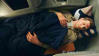 Kampagne von Serviceplan: Dirk Nowitzki legt sich für Lufthansa in die Laken