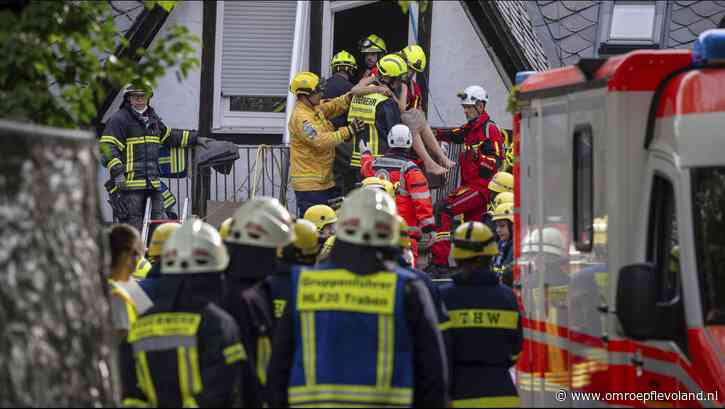 Urk - Urker vrouw en kind levend uit ingestort hotel Duitsland gehaald, Urker man zit nog bekneld