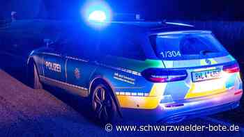 Unfall in Bad Wildbad: Autofahrer fährt gegen Mülltonne, Laterne und Zaun