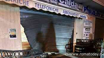 Tentano furto nel bar ma restano incastrati con l'auto usata come ariete