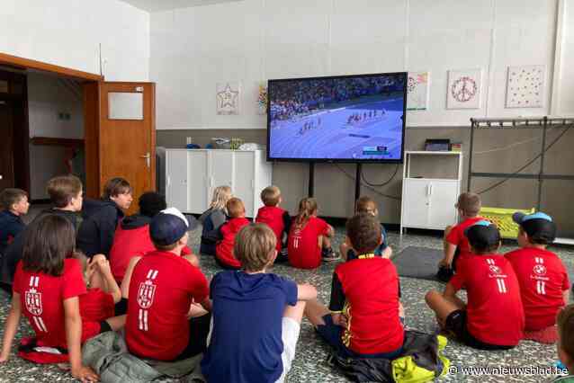 Jonge atleetjes van Olympic Essenbeek supporteren op het thuisfront