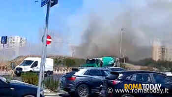 Incendio a Roma sud: fiamme vicino alle abitazioni. Fumo sino al Raccordo anulare
