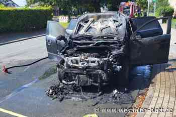 Feuerwehr löscht brennendes Auto