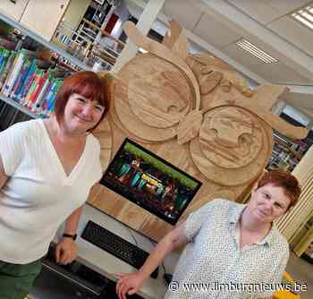 Leopoldsburg: Bieblo helpt kinderen een boek uitkiezen in bibliotheek Leopoldsburg