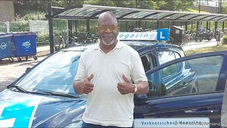 Almere - Op bijna 78-jarige leeftijd je rijbewijs halen? Het is Ronald Johnson gelukt!