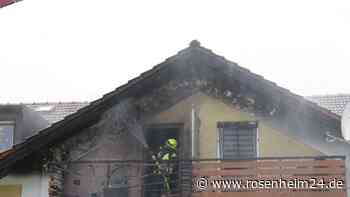 Flammen aus Dachgeschosswohnung in Gars am Inn – Brand neben einer Tankstelle fordert schnelles Eingreifen