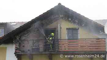 Flammen aus Dachgeschosswohnung in Gars am Inn – Brand neben einer Tankstelle fordert schnelles Eingreifen