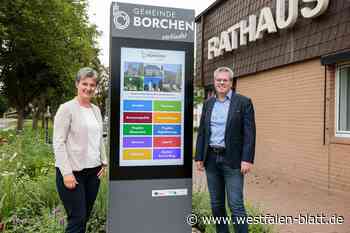 Digitale Informationsstele steht vorm Rathaus in Borchen